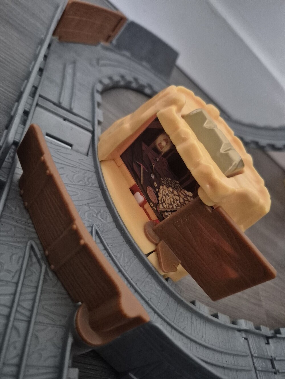 Fisher-Price Thomas & Friends Take-n-Play Rumbling Gold Mine Run playset Folding - Picture 3 of 7